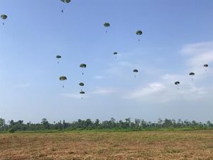 Antusias Warga Timika Lihat Aksi TNI Latihan Terjun Payung Antusias Warga Timika Lihat Aksi TNI Latihan Terjun Payung