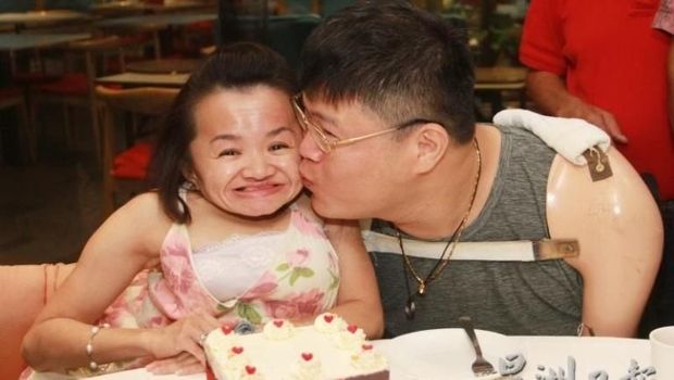 Viral Pasangan Difabel Menikah, Bukti Cinta Tak Kenal Fisik