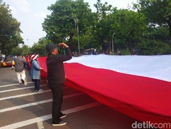 Massa Tolak Reuni 212 Demo di Depan Kemendagri, Bentangkan Merah Putih Raksasa