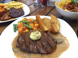 Karniv.012: Puas Makan Rib Eye Steak Berbalur Bumbu Kopi dan Saus Mentega
