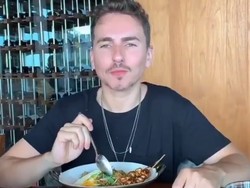 Berlibur ke Bali, Jorge Lorenzo Pesan Nasi Goreng Spesial