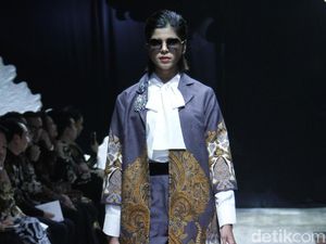 Merayakan Sang Guru dan Maestro Batik di Koleksi Terbaru Iwan Tirta Merayakan Sang Guru dan Maestro Batik di Koleksi Terbaru Iwan Tirta