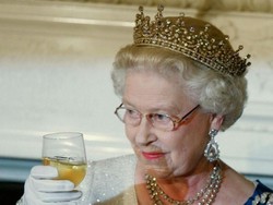 Ternyata, Ratu Elizabeth Lebih Suka Minum dengan Es Batu Berbentuk Bulat