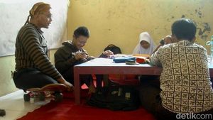 Mengintip Aktivitas Guru Difabel Mengajar di SLB Negeri Batang