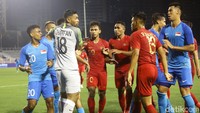 Penjaga gawang Singapura juga berusaha melerai keributan tersebut.