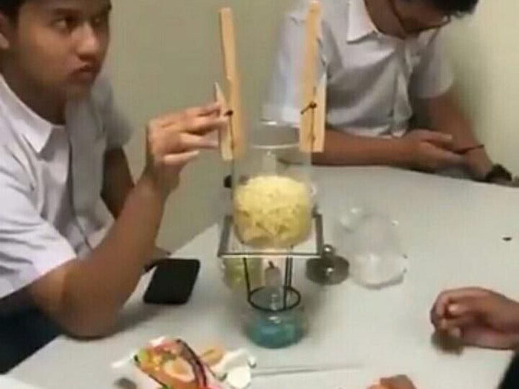 Anti Mainstream, Murid Ini Masak Mie Instan Pakai Alat Praktikum di Kelas Anti Mainstream, Murid Ini Masak Mie Instan Pakai Alat Praktikum di Kelas