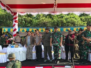 Panglima-Kapolri Saksikan Penerjunan Prajurit Bawa Hadiah Natal di Papua Panglima-Kapolri Saksikan Penerjunan Prajurit Bawa Hadiah Natal di Papua
