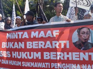 Massa Aliansi Umat Islam di Surabaya Tuntut Sukmawati Diadili Massa Aliansi Umat Islam di Surabaya Tuntut Sukmawati Diadili