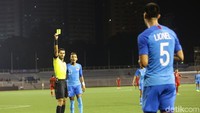 Wasit harus mengeluarkan kartu kuning atas kejadian tersebut.