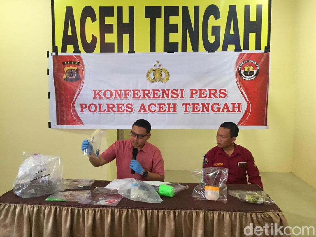 Istri Muda di Aceh Racuni Anak hingga Tewas, Bakar Mobil Suami Lalu Bunuh Diri Istri Muda di Aceh Racuni Anak hingga Tewas, Bakar Mobil Suami Lalu Bunuh Diri