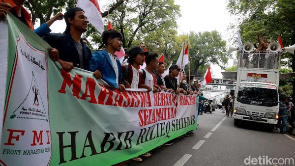 Mahasiswa Geruduk Kemenko Polhukam Tuntut Habib Rizieq Dipulangkan