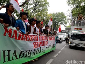 Mahasiswa Geruduk Kemenko Polhukam Tuntut Habib Rizieq Dipulangkan