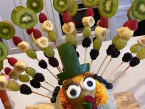 Demi Sang Putri, Chrissy Teigen Buat Kalkun Buah Menggemaskan