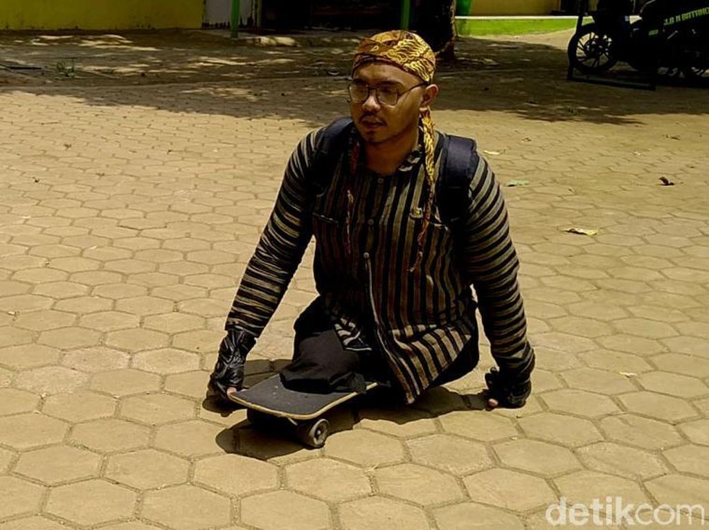 Hari Difabel Internasional, Menengok Semangat Guru Ber-skateboard di Batang Hari Difabel Internasional, Menengok Semangat Guru Ber-skateboard di Batang