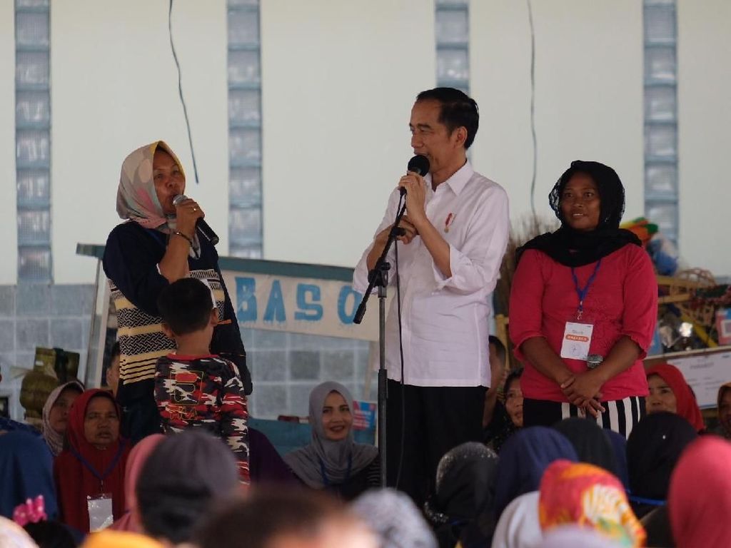 Jokowi Redam Kebencian Ibu-ibu ke Prabowo Jokowi Redam Kebencian Ibu-ibu ke Prabowo