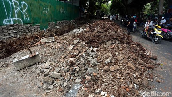 Potret Tumpukan Tanah Galian yang Menutupi Jalan di Cikini