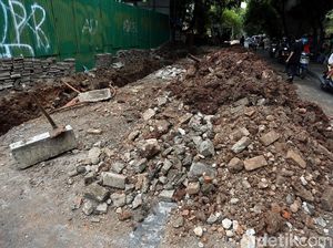 Potret Tumpukan Tanah Galian yang Menutupi Jalan di Cikini