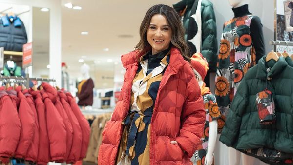 Foto: Gaya Playful Julie Estelle Pakai Baju Koleksi Uniqlo x Marimekko