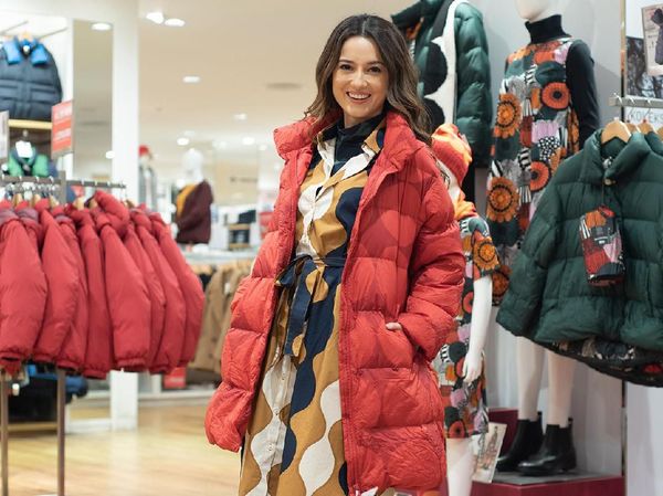 Foto: Gaya Playful Julie Estelle Pakai Baju Koleksi Uniqlo x Marimekko