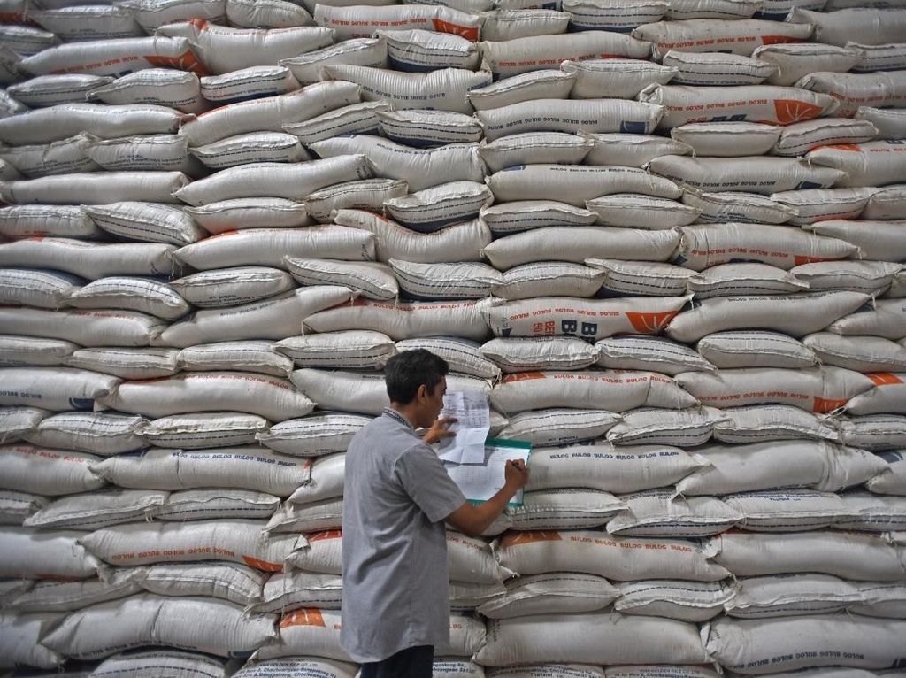 Gelar Rapat Beras, Jokowi Bela Bulog soal CBP Gelar Rapat Beras, Jokowi Bela Bulog soal CBP