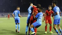Egy Maulana Vikri mencoba mengejar pemain Singapura yang menendangnya di sudut lapangan.
