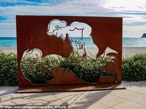 Instalasi Seni Tak Senonoh Kejutkan Turis di Pantai Ini