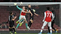 Kursi-kursi kosong juga terlihat di belakang gawang. Foto: Mike Hewitt/Getty Images