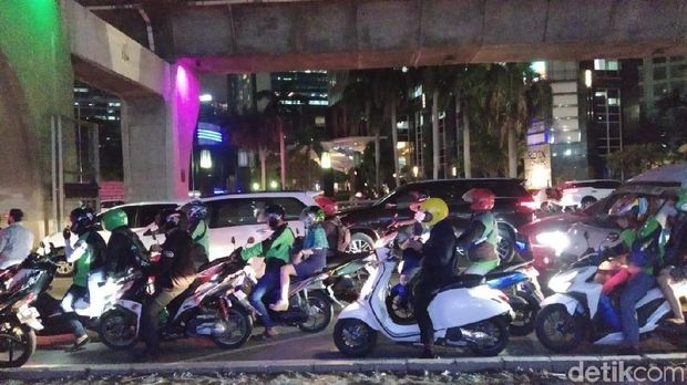 Trotoar Dituding Jadi Biang Kerok Jokowi Stuck