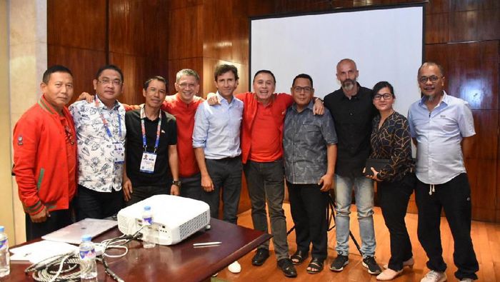 Luis Milla bertemu dengan PSSI, di antaranya ketum Mochamad Iriawan alias Iwan Bule dan Sekjen Ratu Tisha Destria di Manila, Filipina, Jumat (29/11/2019). (Foto: Dok. PSSI)