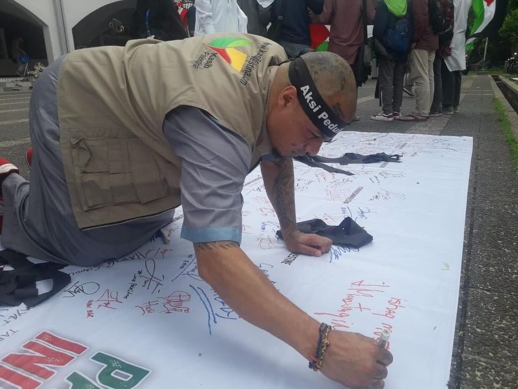 Eks Gengster Asal Kanada Ikut Aksi Bela Palestina di Pusdai Bandung Eks Gengster Asal Kanada Ikut Aksi Bela Palestina di Pusdai Bandung