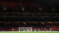 Bangku-bangku kosong terlihat di Emirates Stadium. Stadion yang berkapasitas 60 ribu penoton itu tidak terisi penuh. Foto: Mike Hewitt/Getty Images