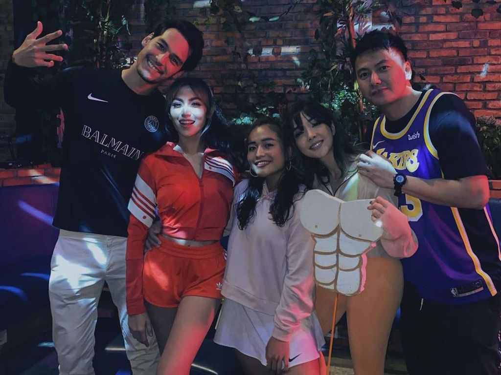 Heboh Legging Warna Kulit Gisel, Para Artis Ini Pernah Memakainya Heboh Legging Warna Kulit Gisel, Para Artis Ini Pernah Memakainya