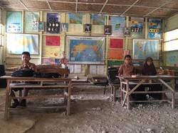 Abaikan Rasa Takut, Siswa SD di Polman Belajar di Kelas yang Nyaris Ambruk
