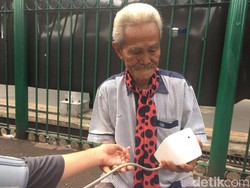 Semangat Kakek Penjual Jasa Timbang Badan di Stasiun Bogor yang Viral