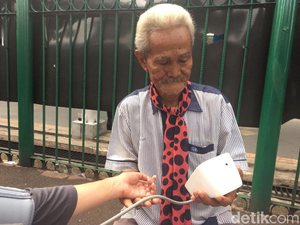 Semangat Kakek Penjual Jasa Timbang Badan di Stasiun Bogor yang Viral Semangat Kakek Penjual Jasa Timbang Badan di Stasiun Bogor yang Viral