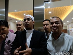Ustaz Maaher Laporkan Balik Abu Janda Terkait Pencemaran Nama Baik