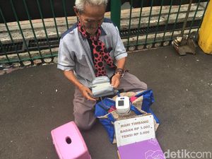 Mensyukuri Hidup ala Kakek Penjual Jasa Timbang Badan di Stasiun Bogor Mensyukuri Hidup ala Kakek Penjual Jasa Timbang Badan di Stasiun Bogor