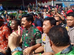 Jelang Perayaan Nataru, Panglima dan Kapolri Bagikan Sembako-Motor di Papua Jelang Perayaan Nataru, Panglima dan Kapolri Bagikan Sembako-Motor di Papua