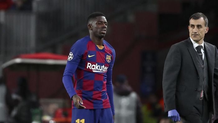 Barcelonas Ousmane Dembele leaves the field after getting injured during a Champions League group F soccer match between Barcelona and Borussia Dortmund at the Camp Nou stadium in Barcelona, Spain, Wednesday, Nov. 27, 2019. (AP Photo/Emilio Morenatti)