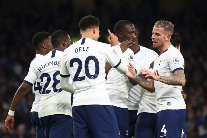 Tottenham Hotspur LONDON, ENGLAND - NOVEMBER 30: Dele Alli of Tottenham Hotspur celebrates with teammates after scoring his teams second goal during the Premier League match between Tottenham Hotspur and AFC Bournemouth at Tottenham Hotspur Stadium on November 30, 2019 in London, United Kingdom. (Photo by Julian Finney/Getty Images)