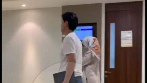 Video Cut Meyriska dan Roger Danuarta datangi dokter kandungan