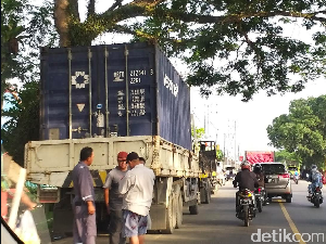 BBM Langka di Balikpapan Kota Minyak, DPR: Wali Kotanya Malah ke London BBM Langka di Balikpapan Kota Minyak, DPR: Wali Kotanya Malah ke London