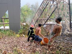 Landmark Padang di Puncak Gunung Padang Terbakar Landmark Padang di Puncak Gunung Padang Terbakar