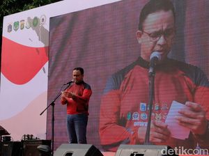 Anies Cerita Tulisan Anda Bukan Terjebak, tapi Bikin Macet di Kaus Pesepeda