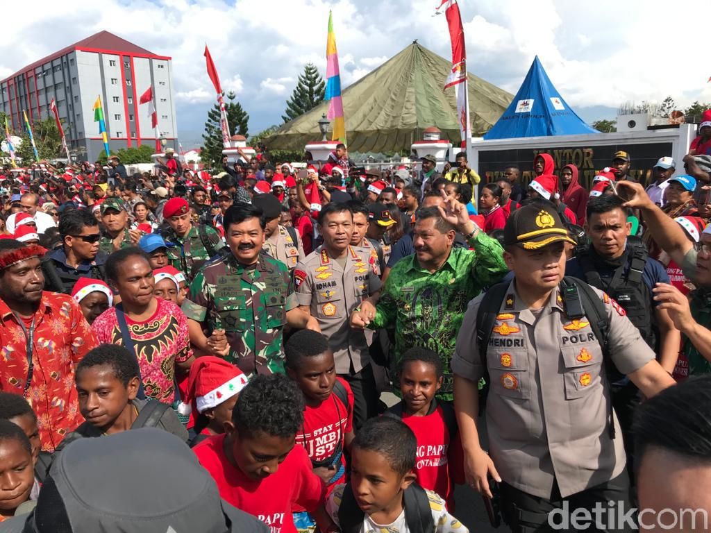 Hadiri KKR Jelang Natal di Wamena, Panglima-Kapolri Menari Bareng Warga
