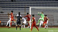 Vietnam mulai lebih rajin menekan setelah tertinggal 1-0.