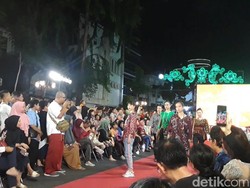 Fashion Show di Mlaku-Mlaku Nang Tunjungan Gaet Antusias Warga