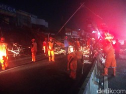 Sudah 3 Jam, Evakuasi Reklame Roboh Masih Berlangsung