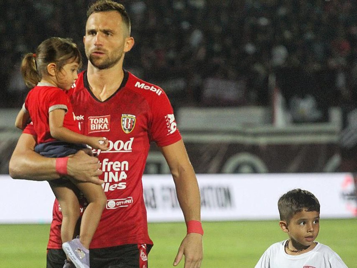 Ilija Spasojevic memanfaatkan libur kompetisi untuk qualitiy time bersama anaknya. (Foto: Instagram @spaso_87)