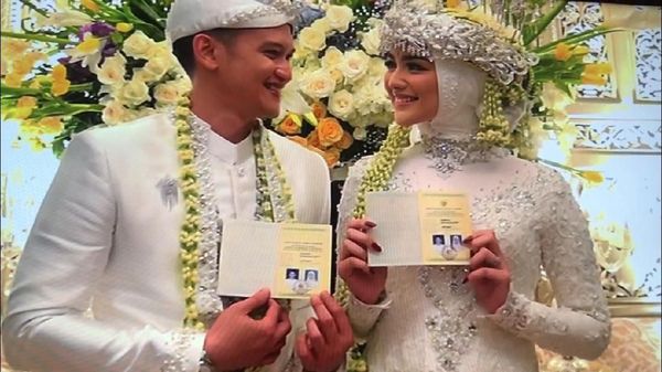 Sah! Rezky Aditya dan Citra Kirana Pamer Buku Nikah